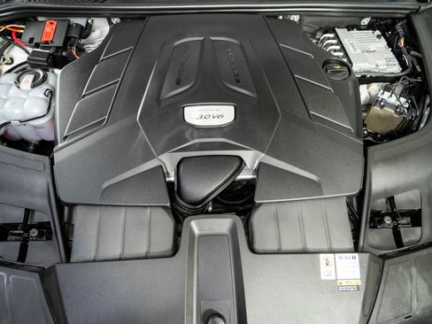 Certified 2023 Porsche Cayenne AWD/4WD image 34