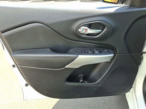 Used 2017 Jeep Cherokee Overland w/ Technology Group image 13