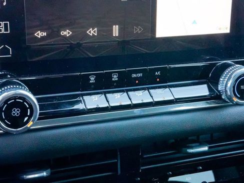 Used 2025 GMC Canyon Elevation image 30