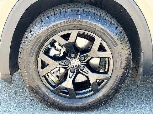 Used 2024 Volkswagen Atlas Peak Edition SEL AWD/4WD image 2