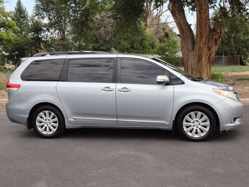 Used 2013 Toyota Sienna Limited w/ Premium Pkg AWD/4WD image 3