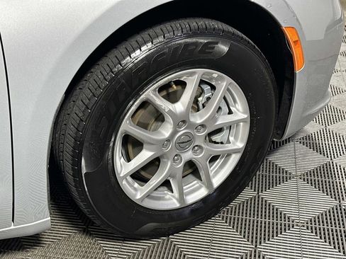 Used 2024 Chrysler Pacifica Touring-L image 26