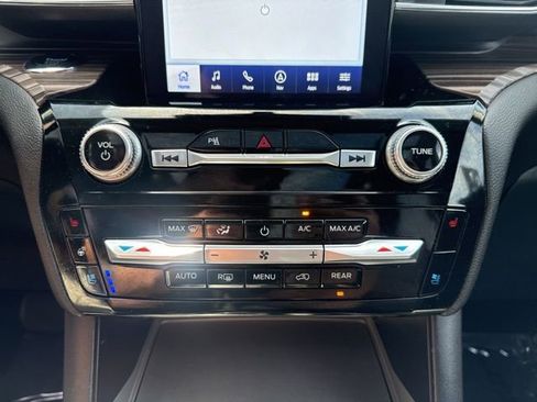 Used 2024 Ford Explorer Limited w/ Limited Technology Package AWD/4WD image 16