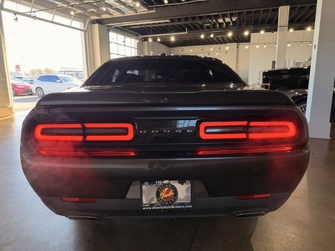 Used 2018 Dodge Challenger SXT image 5