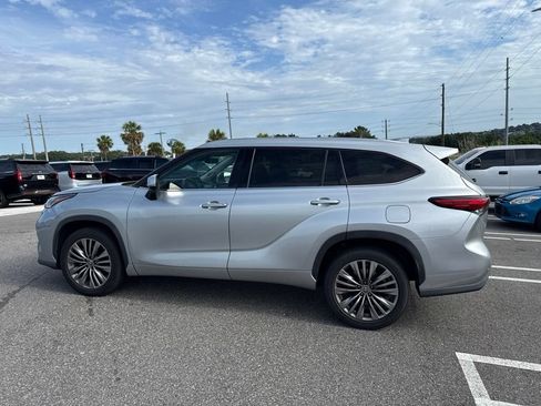 Used 2021 Toyota Highlander Platinum FWD image 4