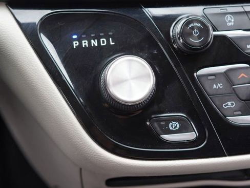 Used 2020 Chrysler Pacifica Touring-L image 24