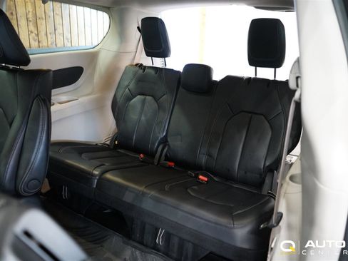 Used 2022 Chrysler Pacifica Touring-L image 26