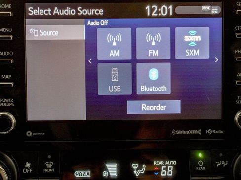 Used 2020 Toyota Highlander XLE image 25