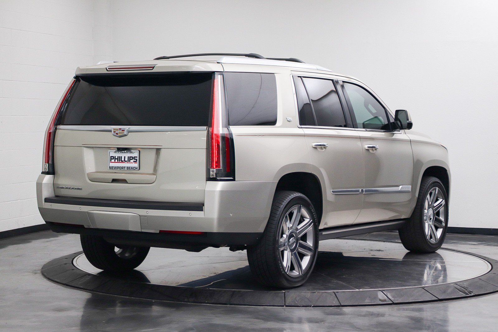 Used 2017 Cadillac Escalade Premium Luxury AWD/4WD image 5