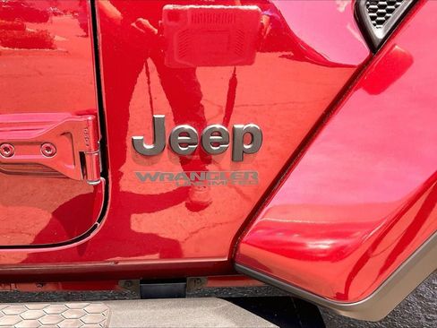 Used 2021 Jeep Wrangler Unlimited Sahara AWD/4WD image 7