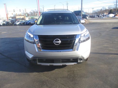 Used 2024 Nissan Pathfinder Platinum w/ Cargo Package image 8