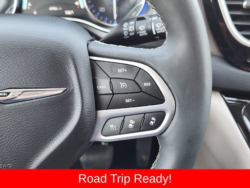 Used 2024 Chrysler Pacifica Touring-L FWD image 37