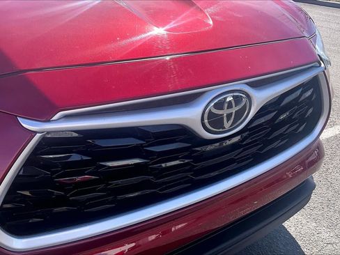 Used 2020 Toyota Highlander XLE image 32