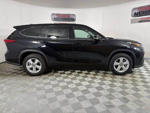 Used 2022 Toyota Highlander LE FWD image 2