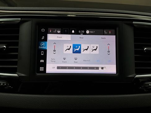 Used 2024 Chrysler Voyager LX FWD image 33