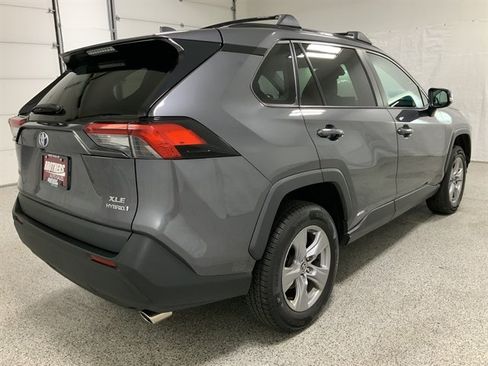Used 2022 Toyota RAV4 XLE AWD/4WD image 4