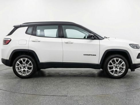 Used 2025 Jeep Compass Limited image 11