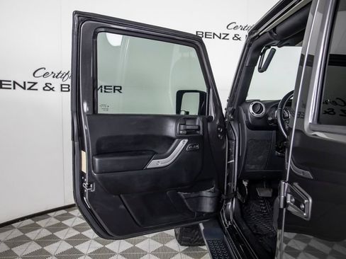 Used 2018 Jeep Wrangler Unlimited Sahara w/ Max Tow Package AWD/4WD image 13