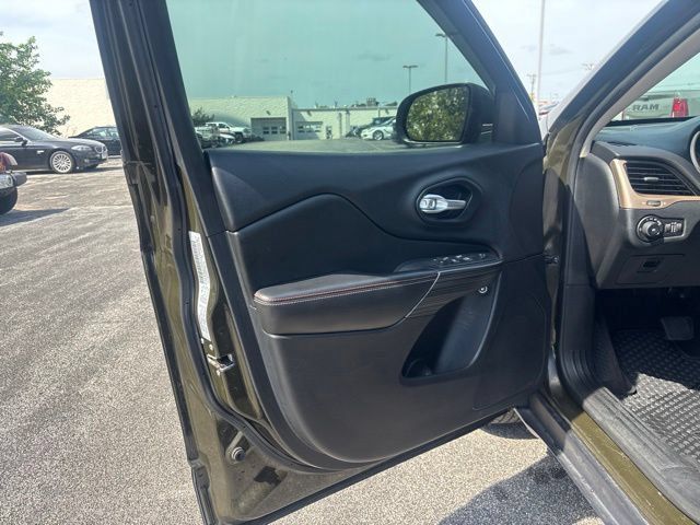 Used 2016 Jeep Cherokee 75th Anniversary AWD/4WD image 13