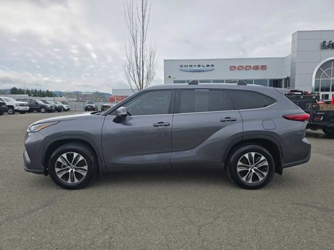 Used 2023 Toyota Highlander XLE image 2