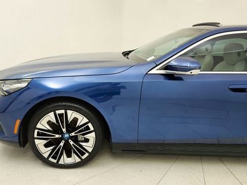 Used 2025 BMW i5 xDrive40 w/ Premium Package image 9