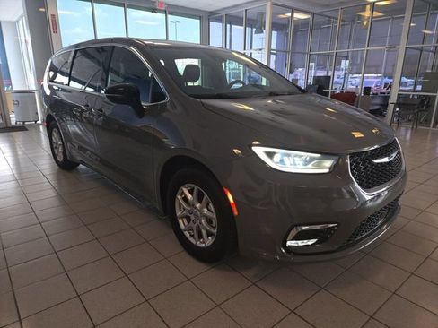 Used 2025 Chrysler Pacifica Select FWD image 2
