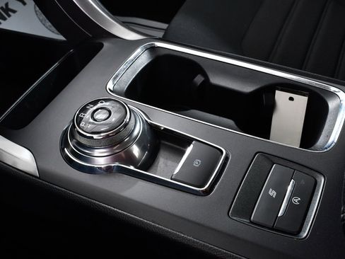 Used 2020 Ford Fusion SE image 30