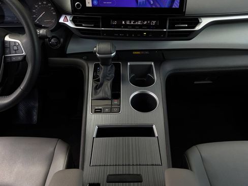 Used 2025 Toyota Sienna XLE FWD image 17