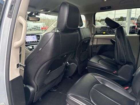 Used 2023 Chrysler Pacifica Touring-L image 17