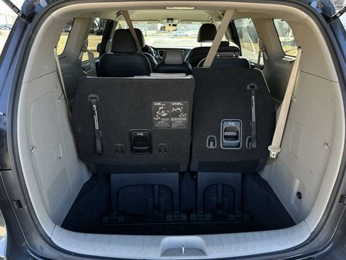 Used 2018 Kia Sedona LX w/ LX Essentials Premium Package image 18