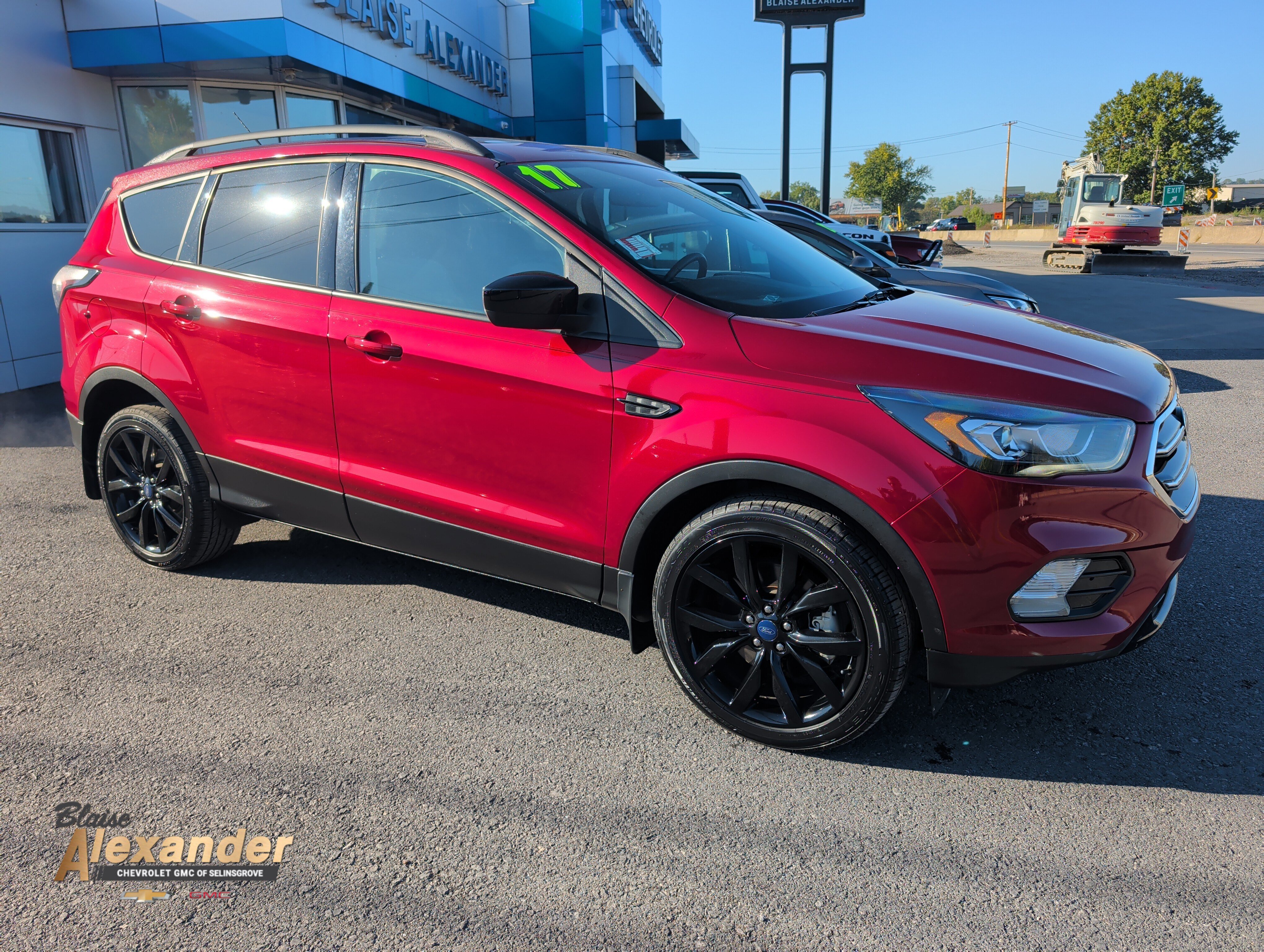 Used 2017 Ford Escape SE w/ Equipment Group 201A AWD/4WD image 1