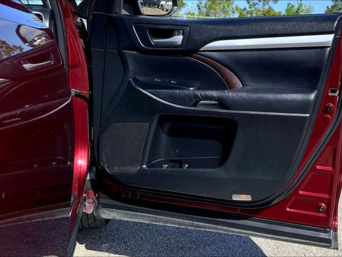 Used 2015 Toyota Highlander XLE image 22