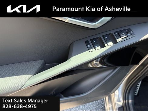 New 2025 Kia Niro EX Touring image 26