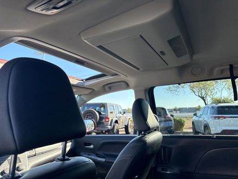 Used 2018 Toyota Sienna SE Premium w/ Carpet Mat Package image 18