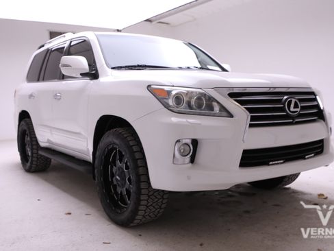 Used 2013 Lexus LX 570 4WD w/ Preferred Accessory Pkg image 7