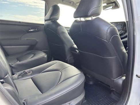 Used 2022 Toyota Highlander XLE image 19