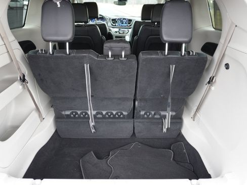 Used 2022 Chrysler Pacifica Touring-L image 13