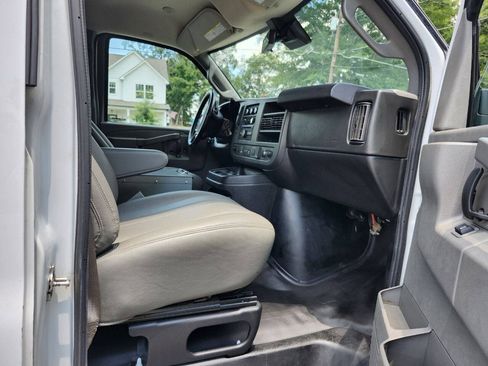 Used 2020 Chevrolet Express 3500 Extended w/ Driver Convenience Package RWD image 5