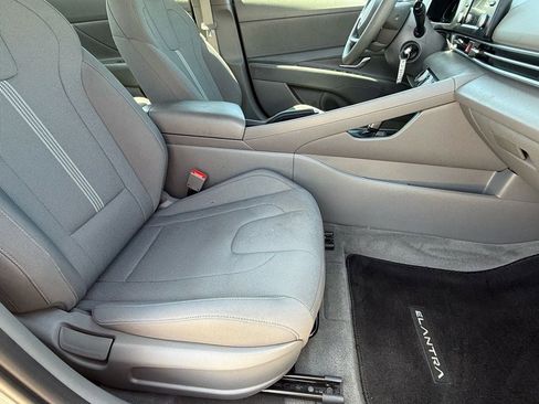 Used 2024 Hyundai Elantra SE image 10