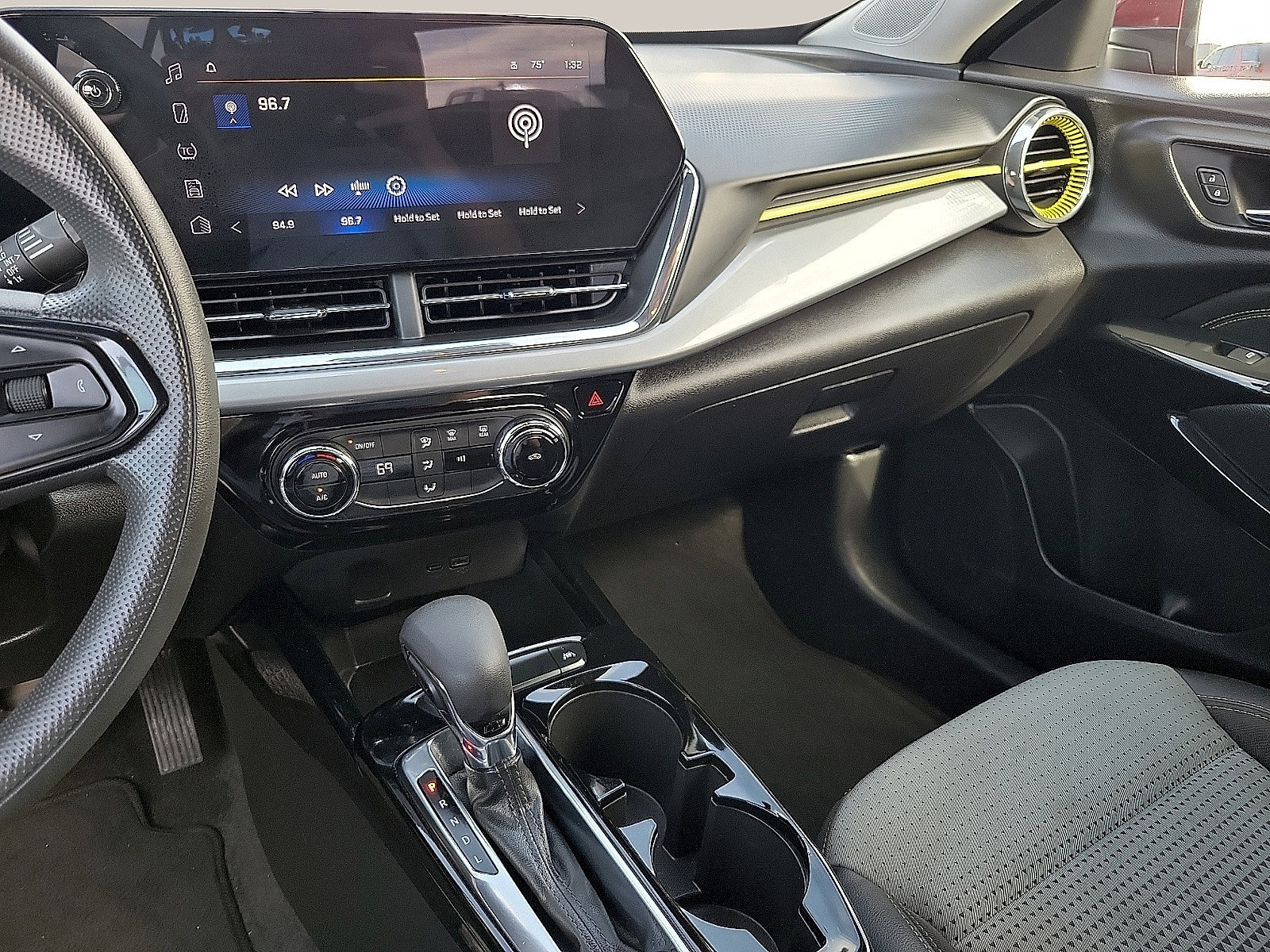 Used 2025 Chevrolet Trax LT FWD image 20