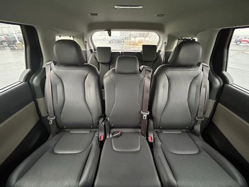 Used 2025 Kia Carnival EX image 16
