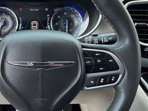 Used 2022 Chrysler Pacifica Touring-L FWD image 33