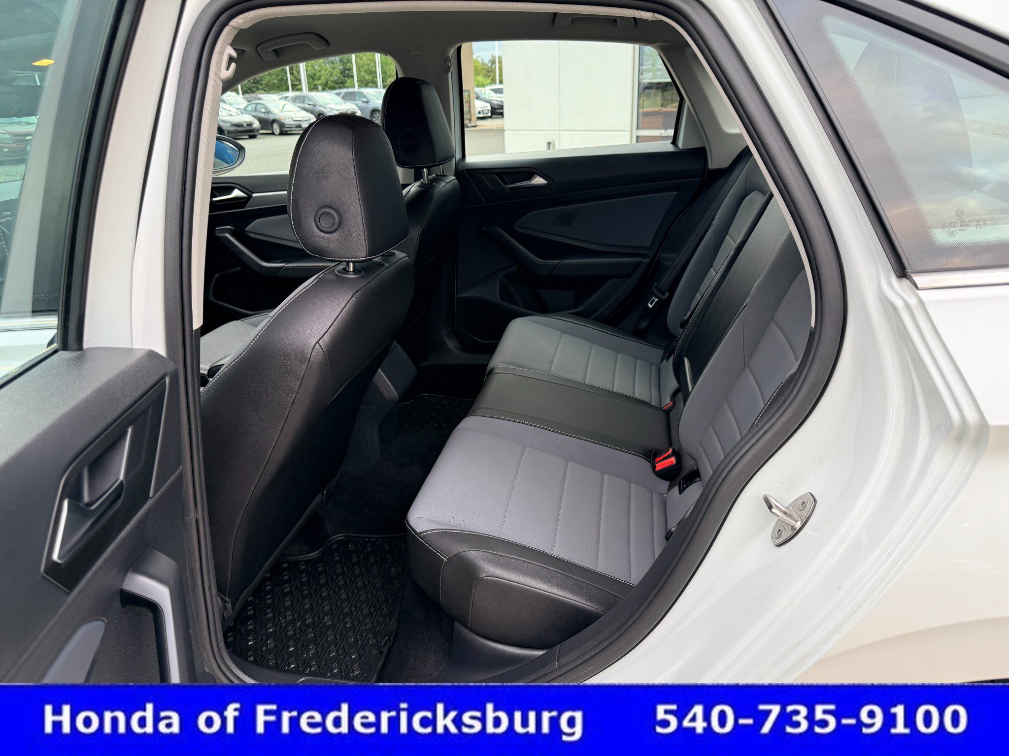 Used 2025 Volkswagen Jetta SE FWD image 22