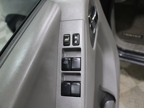 Used 2010 Nissan Frontier SE image 6