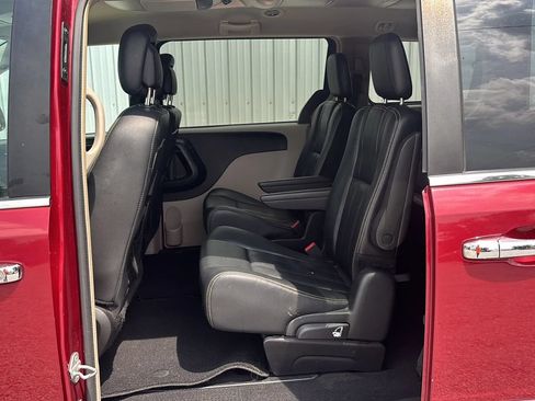 Used 2016 Chrysler Town & Country Touring w/ Driver Convenience Group FWD image 17
