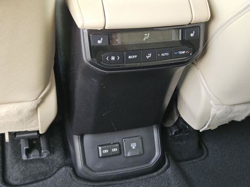 Used 2024 Toyota Highlander Platinum FWD image 32
