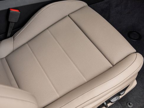 Certified 2025 Porsche Macan 4 Electric image 39