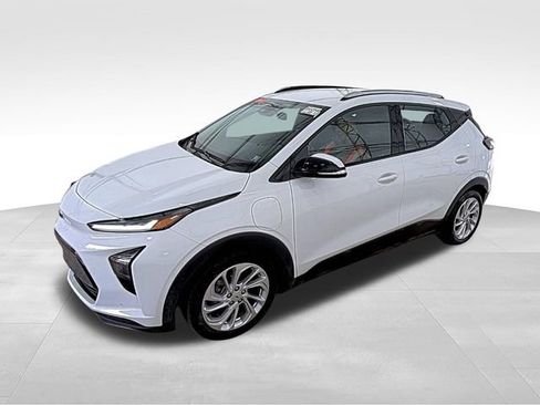 Used 2022 Chevrolet Bolt EUV LT w/ Driver Confidence Package FWD image 2