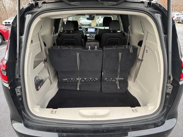 Used 2024 Chrysler Pacifica Touring-L FWD image 21