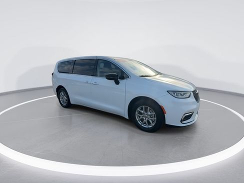 Used 2024 Chrysler Pacifica Touring-L FWD image 2